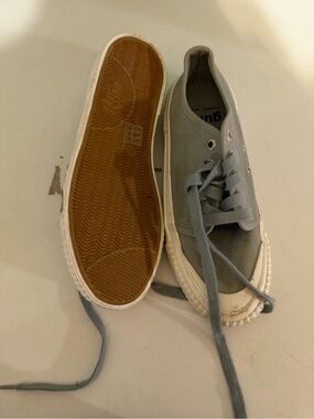 Women’s Low-Top Canvas Sneakers in Gray